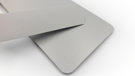 Лента кромочная ПВХ PV2104-911 серая шагрень с плитой ЛДСП.