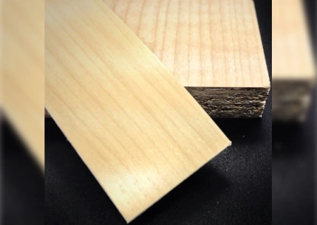 Кромочная лента ПВХ 1,8*25 мм BR503 с плитой ЛДСП 22 мм клен медовый.