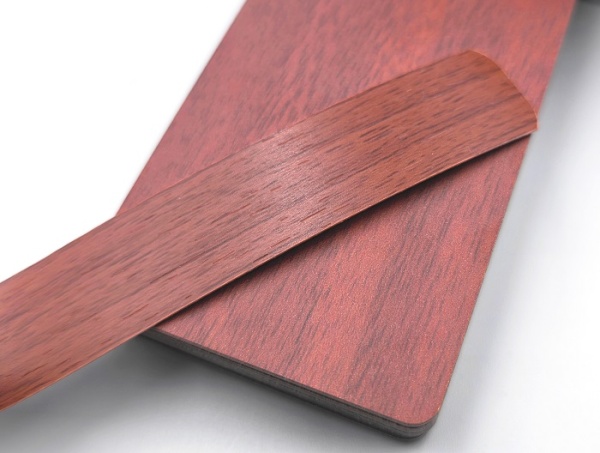 Кромочная лента ПВХ 0,4*19 мм BR420 с плитой ЛДСП 16 мм орех итальянский.