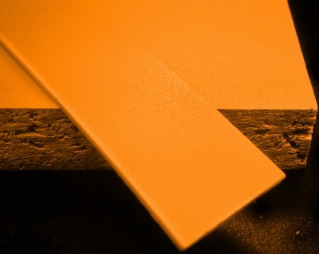 Кромочная лента ПВХ 1,8*28 мм BR720 с плитой ЛДСП 25 мм оранжевый.