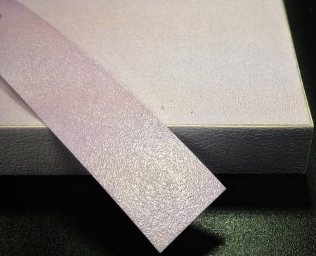 Кромочная лента ПВХ 0,4*19 мм BR742-911 с плитой ЛДСП 16 мм фиолетовый шагрень.