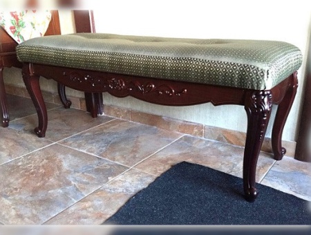 Декоративный элемент SY 0641 на мебели - пример использования. Декорирование банкетки в классическом стиле.