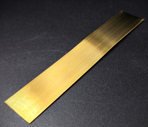 Металлическая полоса золото брашированное крупным планом.