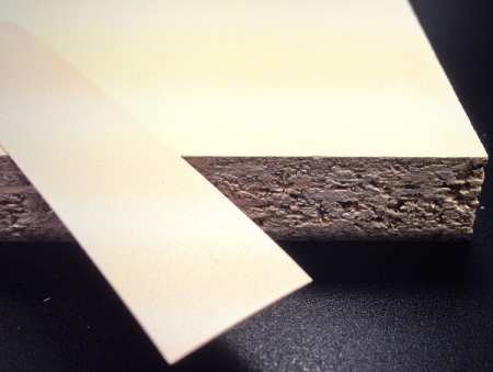 Кромочная лента ПВХ 0,4*19 мм PV1313-911 с плитой ЛДСП 16 мм ваниль шагрень.