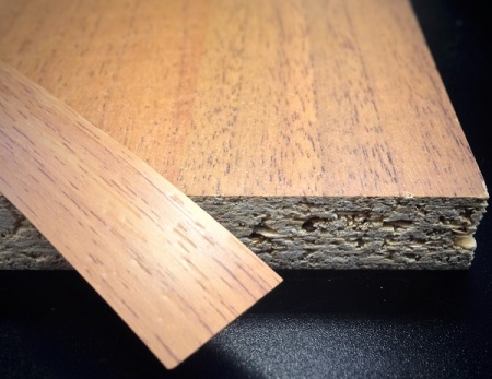 Кромочная лента ПВХ 0,4*28 мм PV4853 с плитой толщиной 25 мм орех светлый.