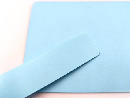 Кромочная лента ПВХ 0,4*19 мм BR780 с плитой ЛДСП 16 мм прибрежный синий.