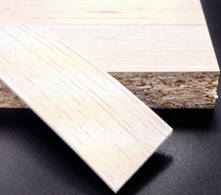 Кромочная лента ПВХ 0,4*25 мм PV613 с плитой толщиной 22 мм ясень анкор белый.