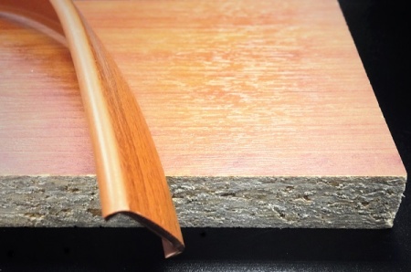 Накладной профиль ПВХ U16 BK99K01 с плитой ЛДСП вишня.