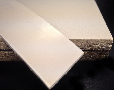 Кромочная лента ПВХ 1*25 мм BR962 с плитой ЛДСП 22 мм серый шелк.