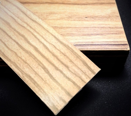 Кромочная лента ПВХ 1,8*22 мм BR550 с плитой ЛДСП 18 мм эбони светлый.