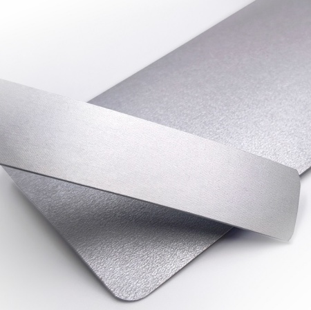 Кромочная лента ПВХ 1,8*19 мм BR100 с плитой ЛДСП 16 мм алюминий.