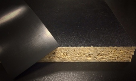 Кромочная лента ПВХ 0,4*19 мм CL122 с плитой ЛДСП 16 мм черная.