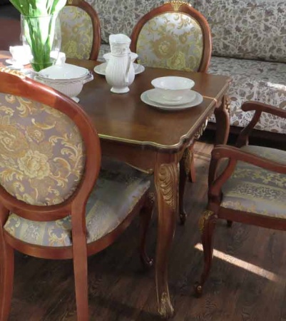 Декоративная опора из ABS-пластика SY 8868 для мебели - пример использования. Обеденный стол с пластиковыми ножками.