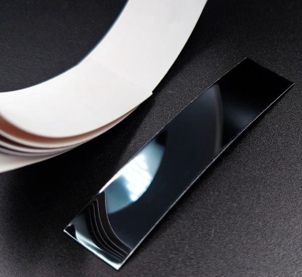 Металлическая полоса черный глянец крупным планом.