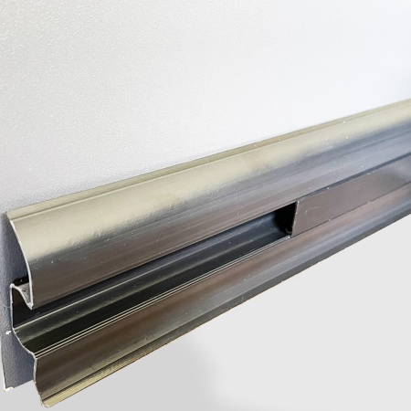 001Плинтус с кабель каналом черный bramek