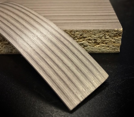 Кромочная лента ПВХ 0,4*19 мм PV1802 с плитой ЛДСП 16 мм лиственница темная.