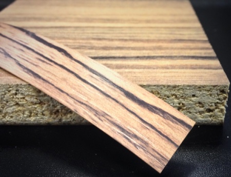 Кромочная лента ПВХ 0,4*19 мм PV1712 с плитой ЛДСП 16 мм эбони темный.