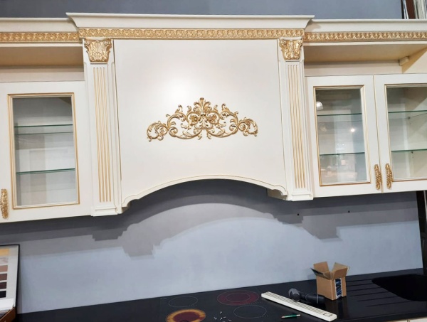 Декоративный элемент SY 0582 на мебельном фасаде - пример использования. Декорирование вытяжки на кухне.