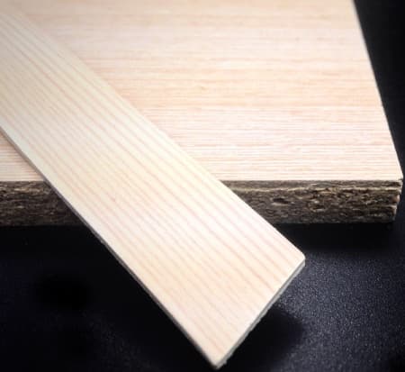 Кромочная лента ПВХ 1,8*42 мм BR602 с плитой толщиной 42 мм венге светлый.