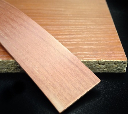 Кромочная лента ПВХ 1,8*22 мм BR350 с плитой ЛДСП 18 мм яблоня локарно.