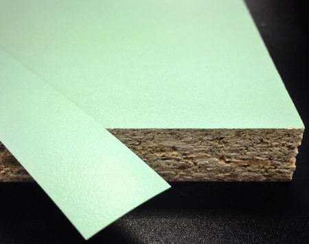 Кромочная лента ПВХ 0,4*19 мм BR911-911 с плитой ЛДСП 16 мм зеленый пастельный шагрень.
