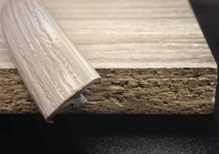 Врезной мебельный кант ПВХ 017B BK9509 дуб крафт серый с плитой ЛДСП.