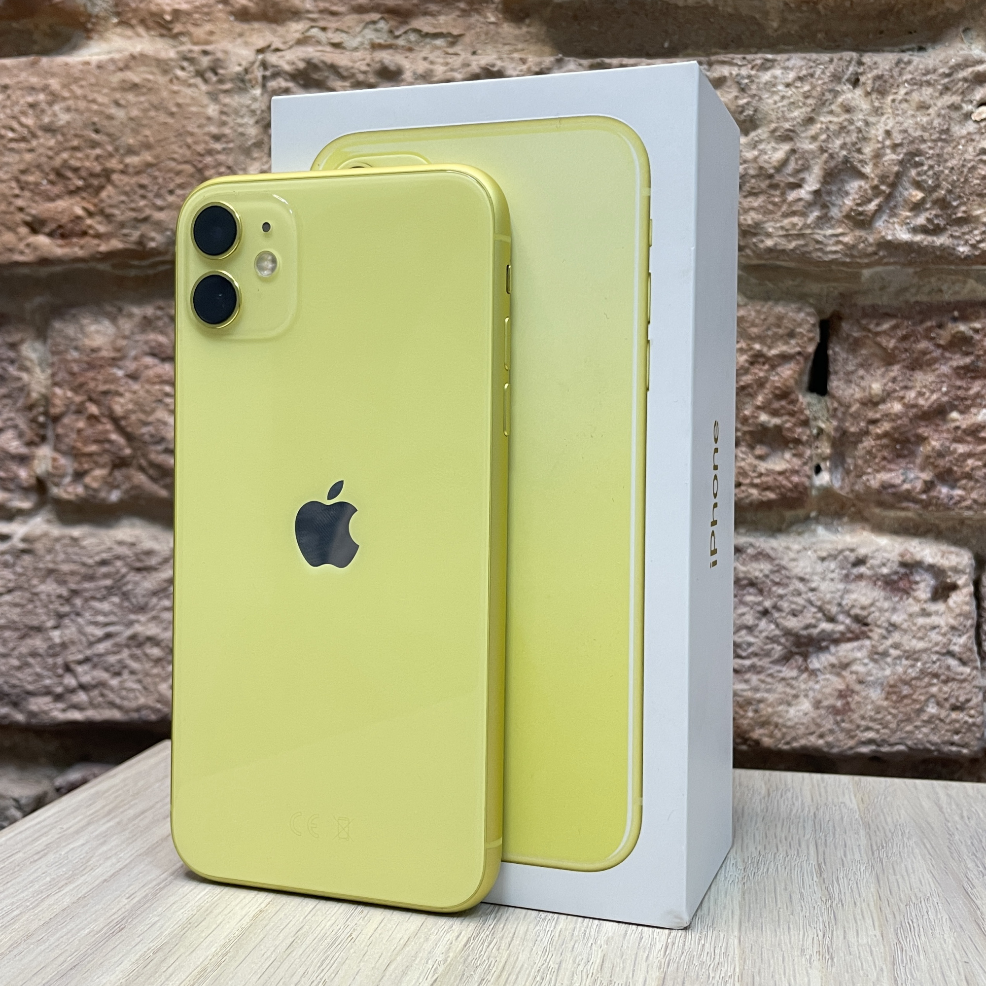 Купить iPhone 11 128gb Yellow (Б\У) в Москве