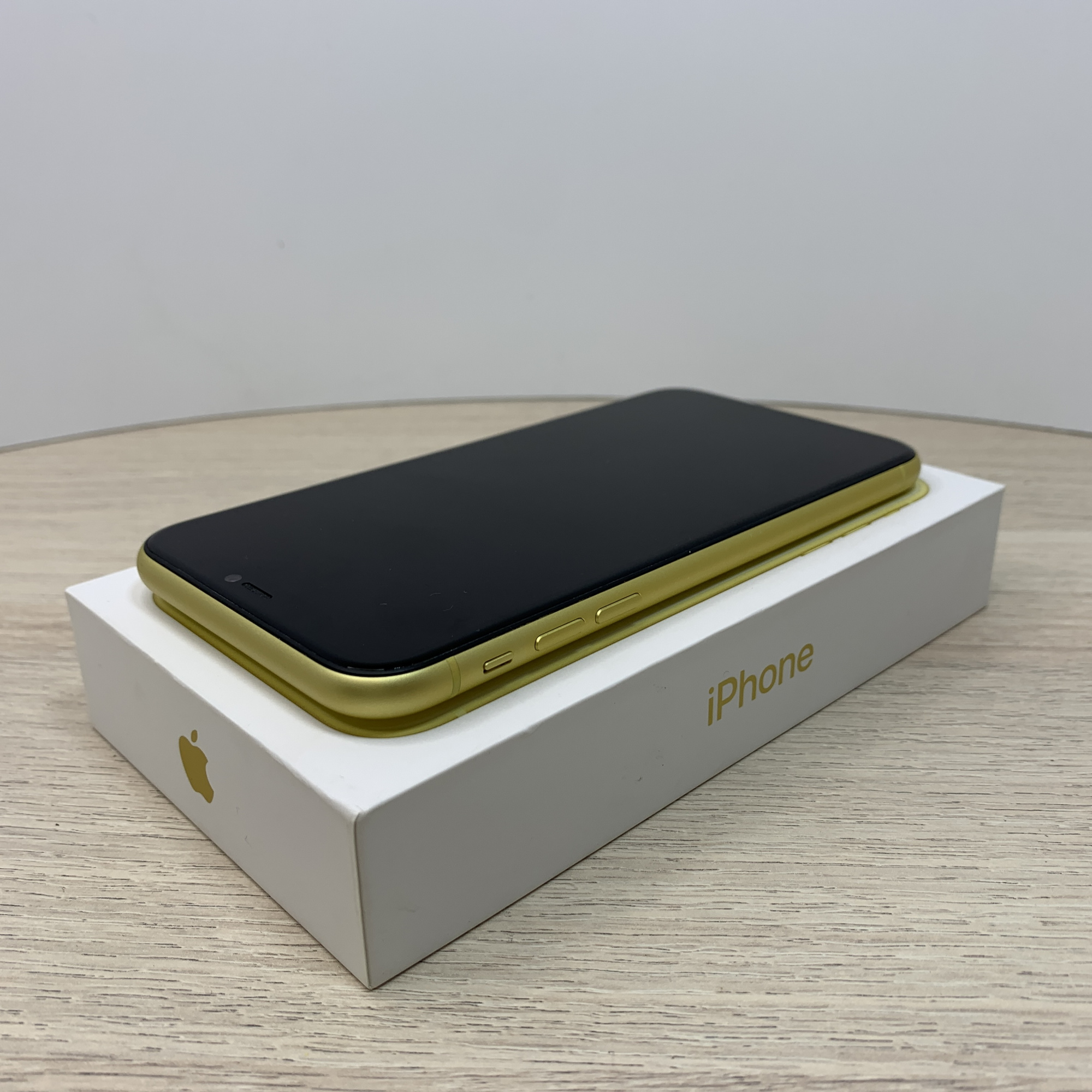 Купить iPhone 11 128gb Yellow (Б\У) в Симферополе