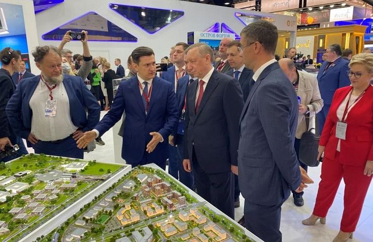 ПМЭФ-2022: губернатору Петерурга показали первые жилые дома  города-спутника "Южный"
