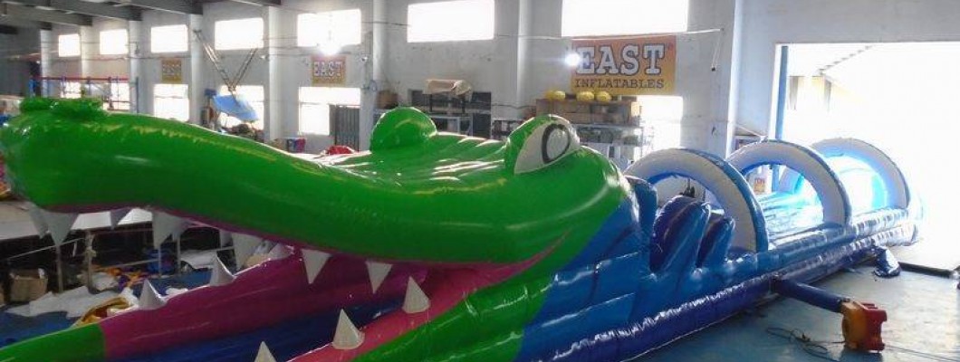 Glissière d'Eau Gonflable de Crocodile : Plongez dans une Aventure Aquatique Palpitante!