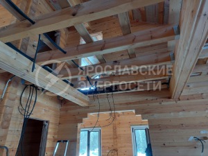 Процесс укладки кабельных линий в деревянном доме