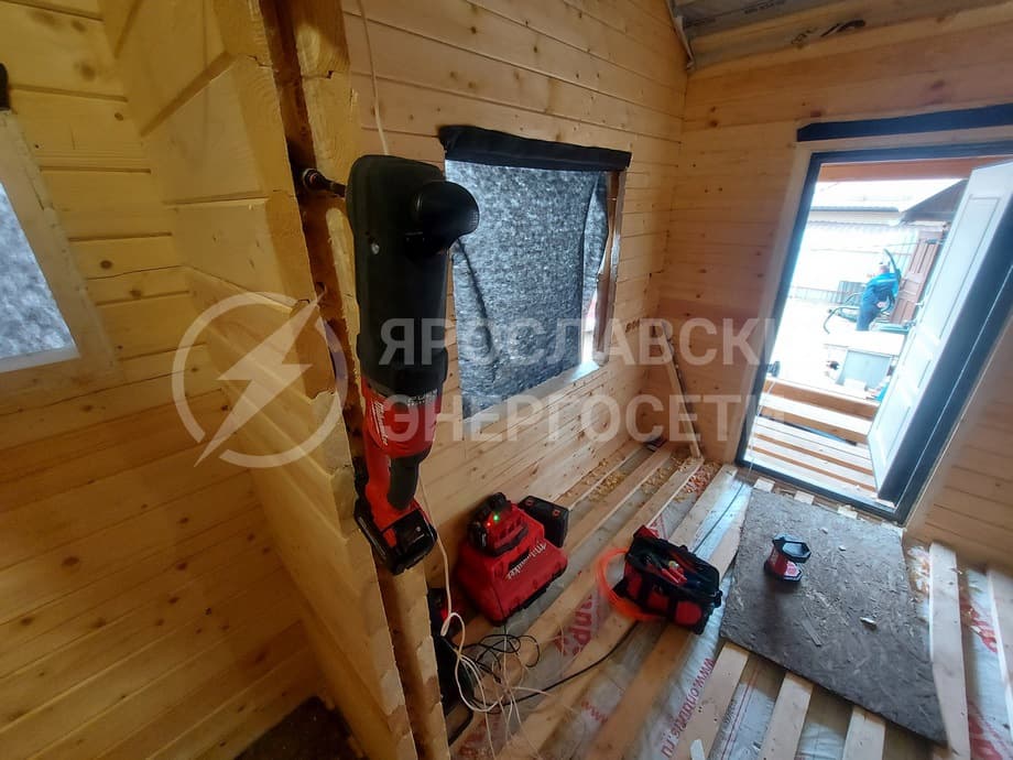Как выполнить монтаж электропроводки в деревянном доме по правилам ПУЭ