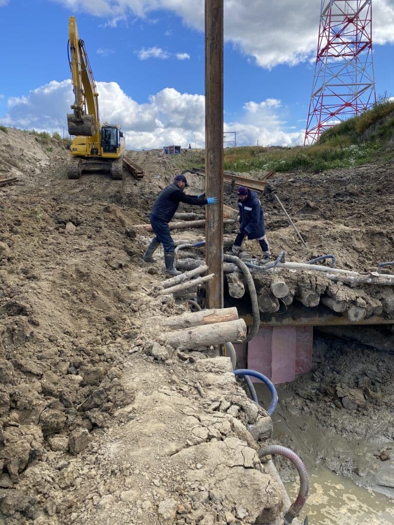Виброгружение шпунта Ларсена Л5-УМ, село Демьянское, Уватский район, Тюменская область