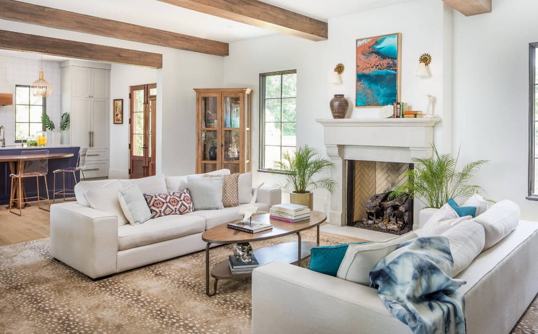 kuhnya gostinaya s kaminom dizajn interera dlya kvartiry i zagorodnogo doma 33