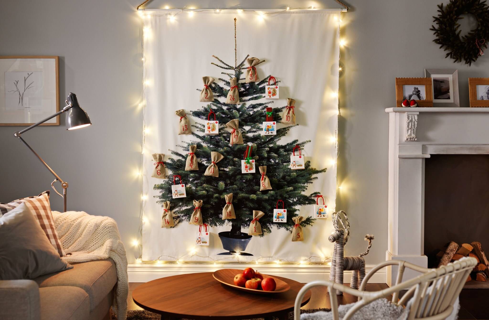 novogodnyaya yolka na stene