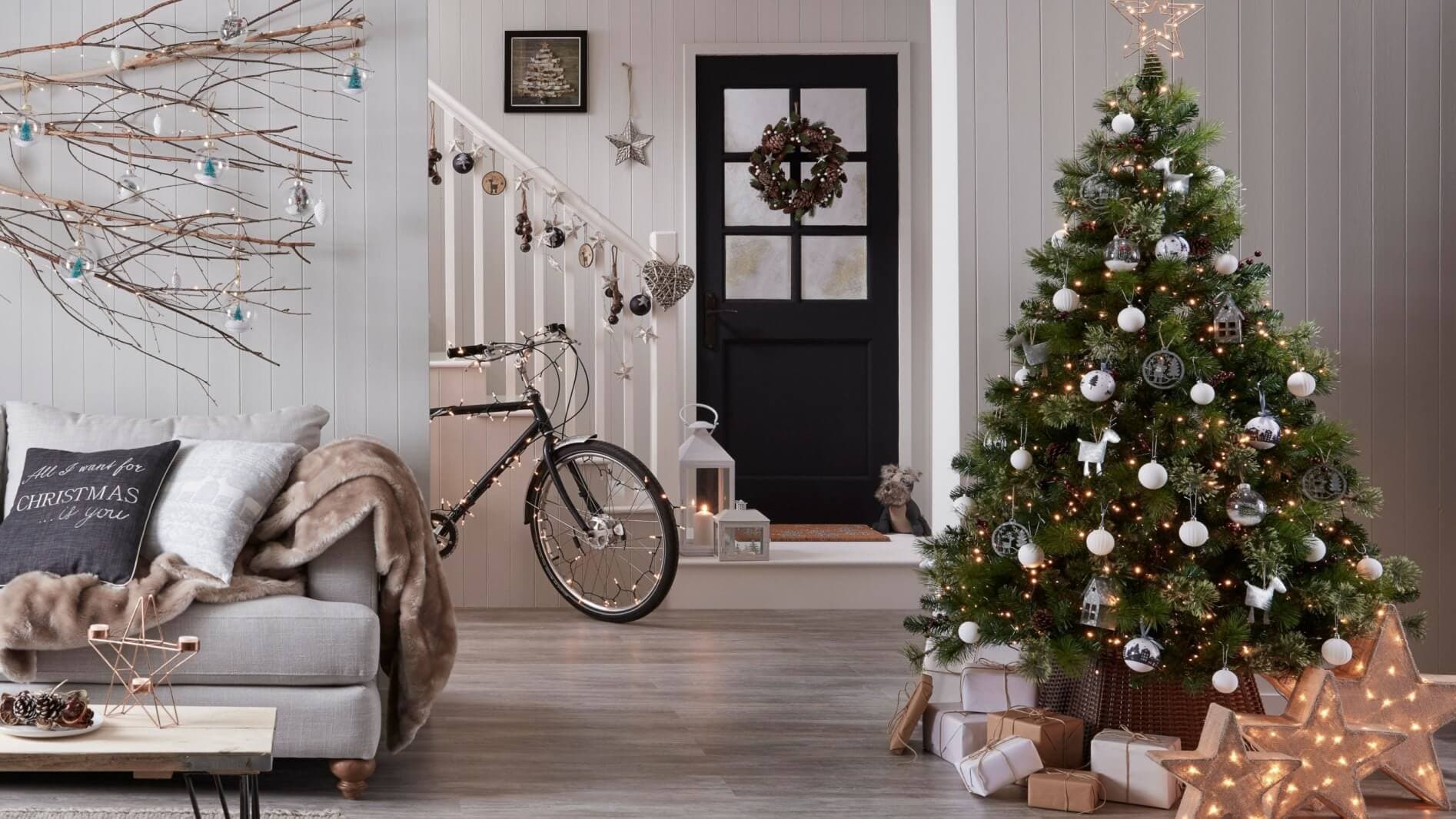 novyi god rozhdestvo komnata elka lampochki podarki ukrashen