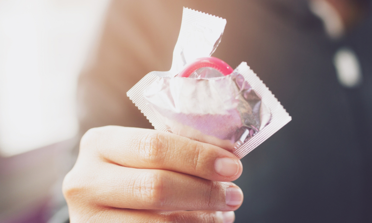 Uporabljen kondom ni za straniščno školjko