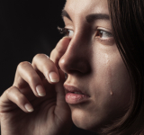 Kaj so hormoni žalosti in kako jih naravno deaktiviramo?