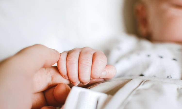 Ginekološka in babiška stroka svetuje porod v porodnišnici, ne na domu