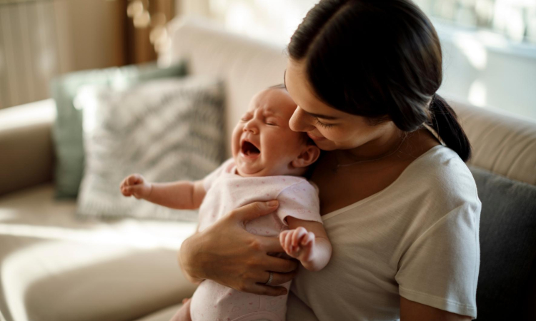 Zakaj je dobro potolažiti dojenčka, kadar joka? 