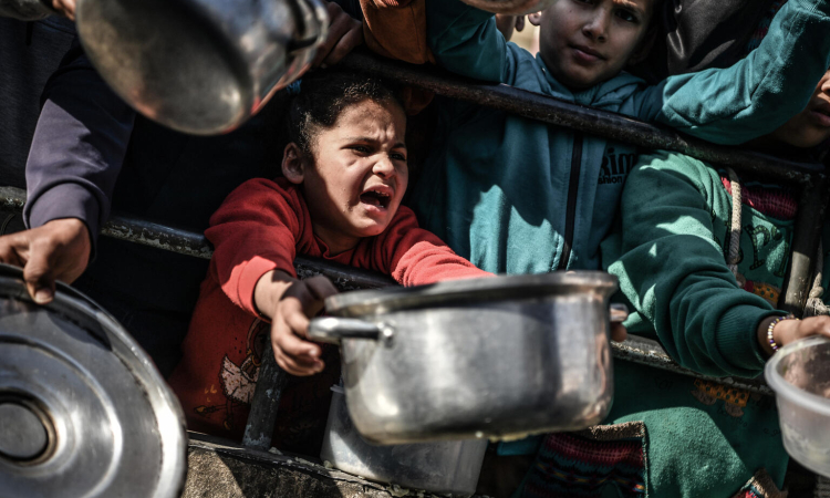 Zaostrovanje spopadov, podhranjenost in bolezni ogrožajo več kot 1,1 milijona otrok v Gazi