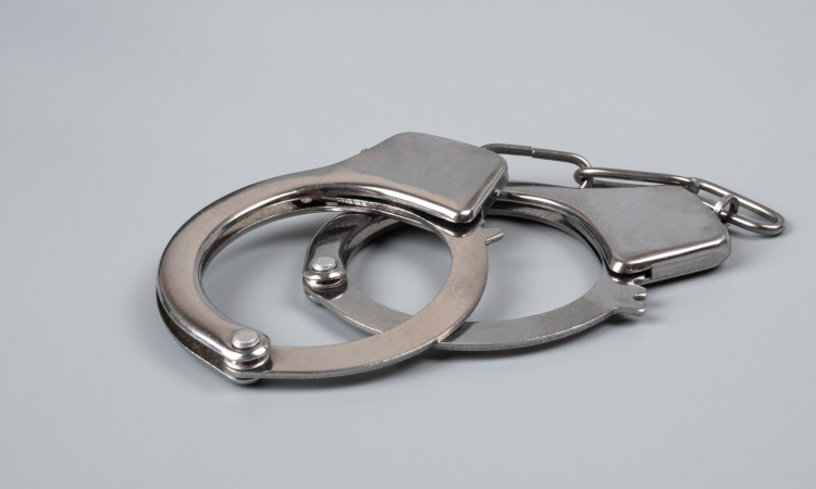Kriminalisti prijeli 40-letnika, ki je izsiljeval dopisovalca z njegovo domnevno mladoletno hčerko