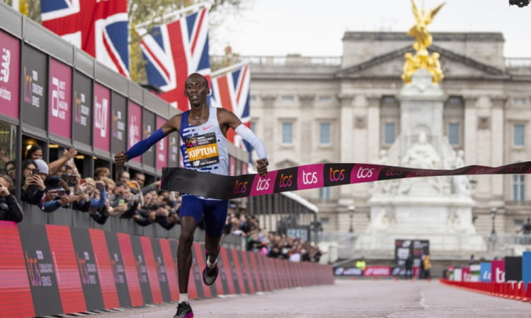 Svetovni rekorder v maratonu Kiptum umrl v prometni nesreči