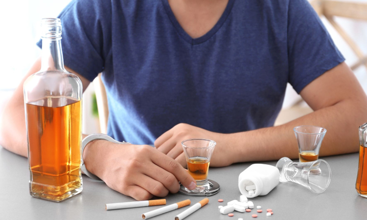 Ne, alkohola ne smete piti skupaj z nobenimi zdravili, niti s paracetamolom in ibuprofenom