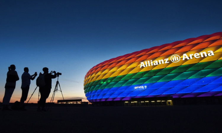 Stadion Allianz Arena tudi v mavričnih barvah