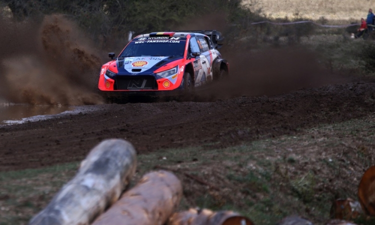 Neuville v vodstvu in na poti do naslova prvaka