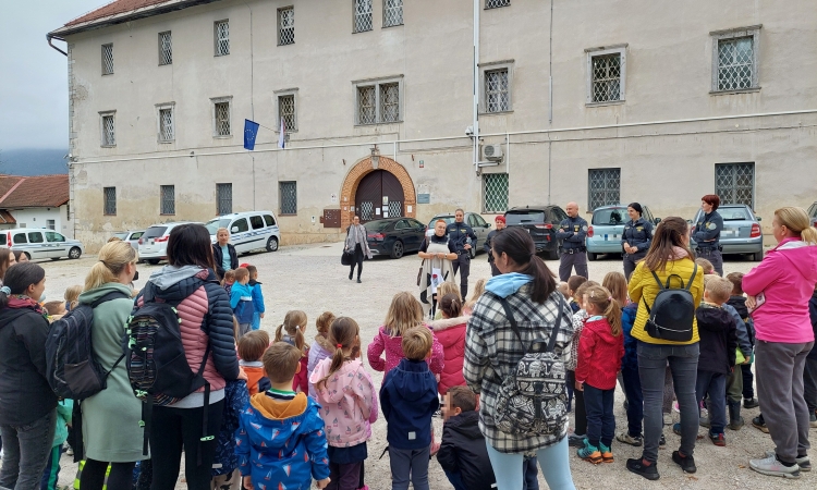 V ženskem zaporu na Igu so obdarili otroke lokalnega vrtca