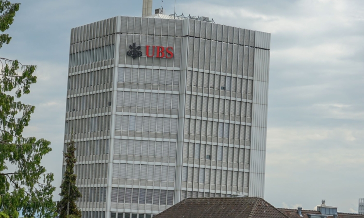 UBS bo prodal American Expressu polovični delež v Swisscardu