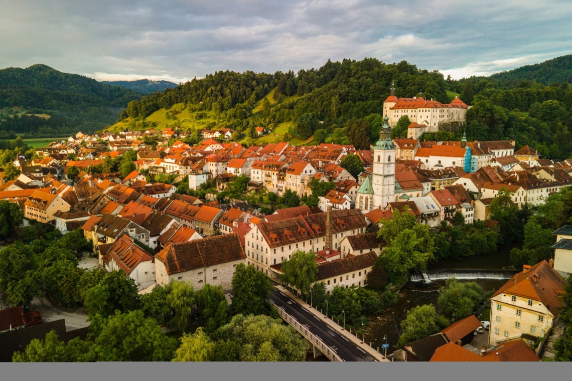 Škofja Loka dobila zemljišča za park na območju nekdanje vojašnice