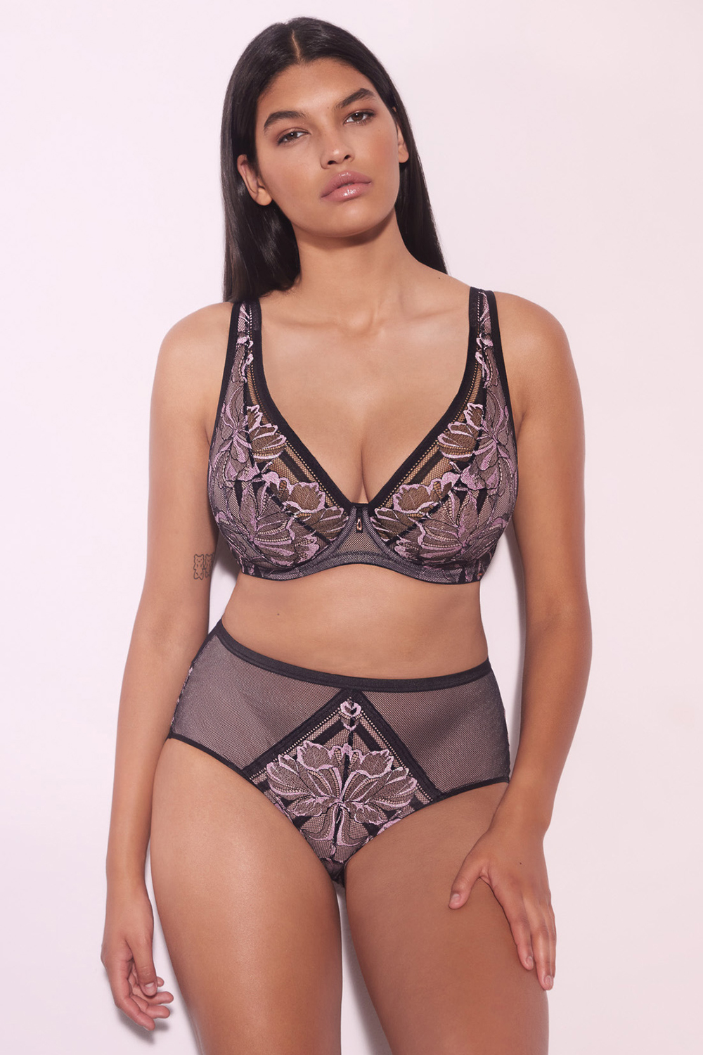 Alles бюст Glossy Iris M Plus Bralette, Черный